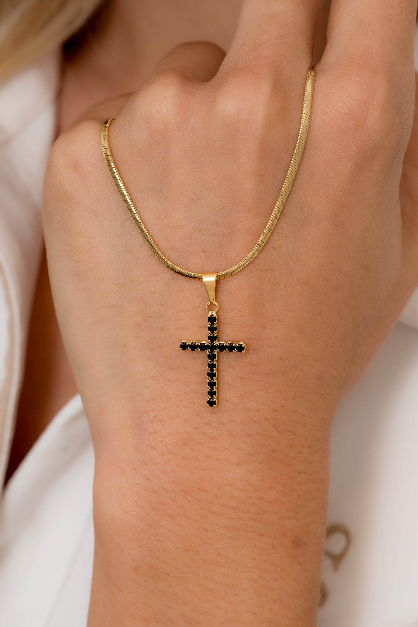 Dije Cruz Circonias Mediana Negra