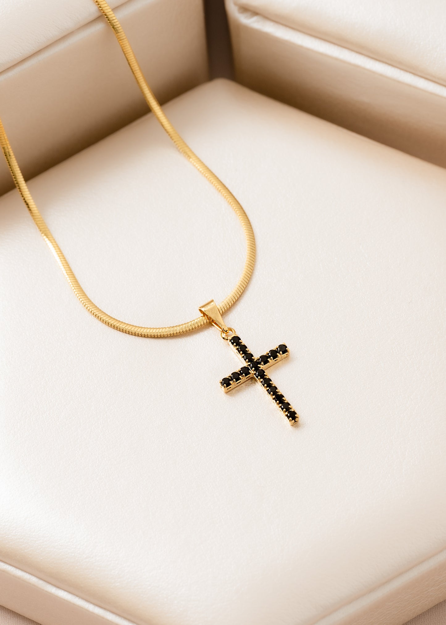 Dije Cruz Circonias Mediana Negra